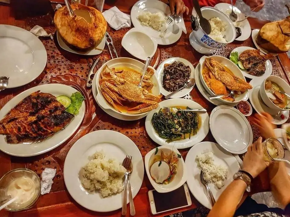 Freshly cooked seafood dishes served at Bintan seafood restaurant