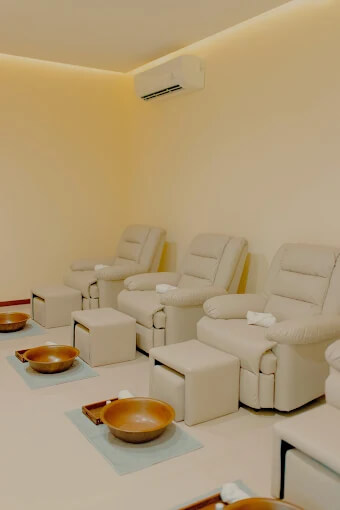 Experienced spa therapist providing in-room massage service in Bintan